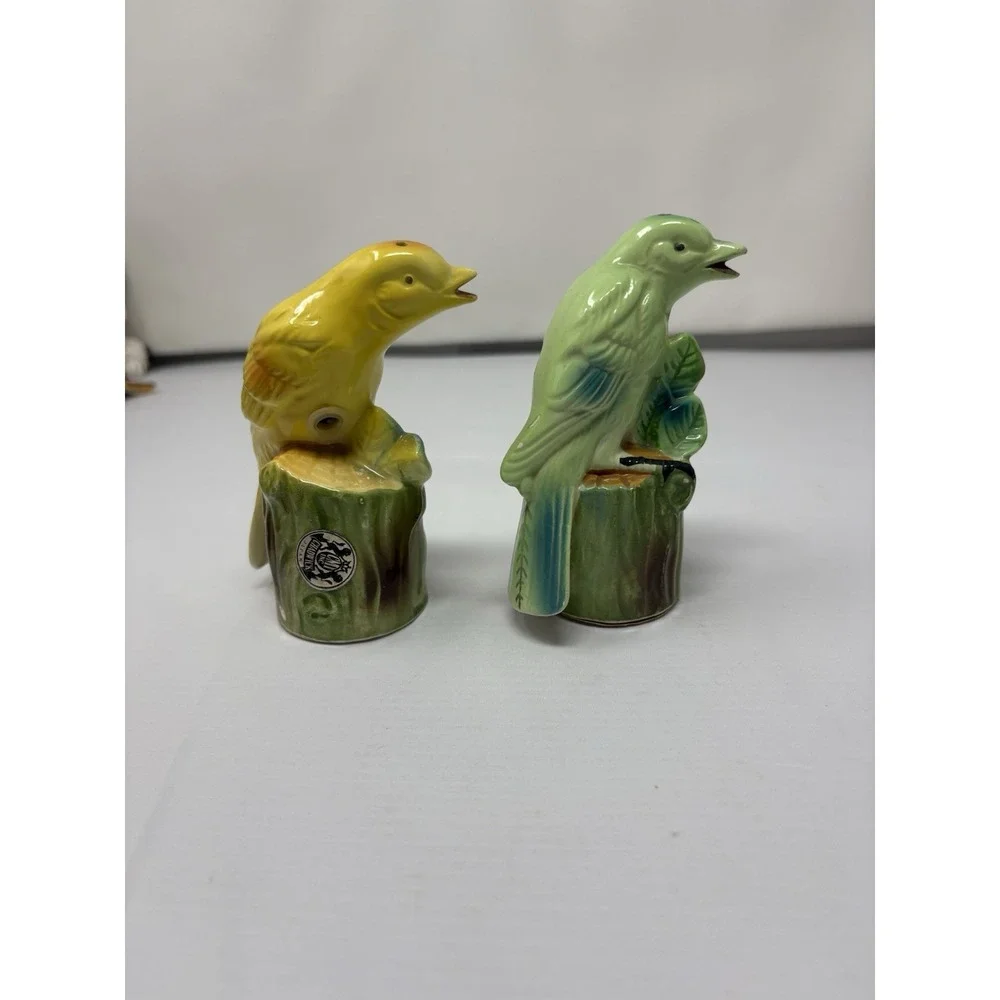 Vintage Green and Yellow Song Birds Tree Stumps Salt & Pepper Shakers Retro MCM